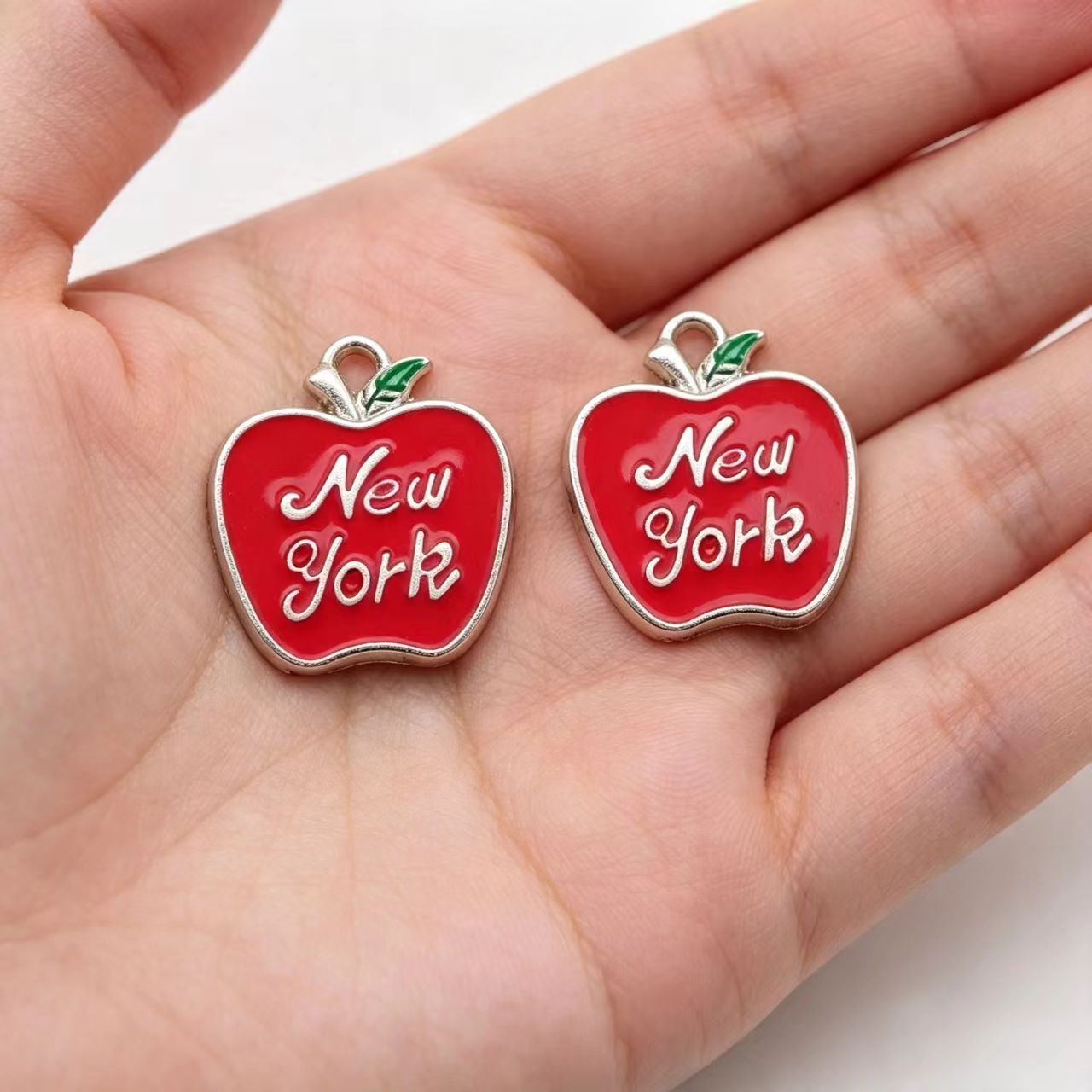 10Pcs Enamel Apple New York Ch - Jewelry Making New York recension och pris